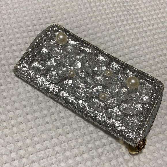 Deux Lux Silver Wallet Faux Pearl Sequence. Gently Used. Functional and Stylish - Picture 3 of 17